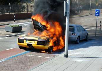 lamborghini prend feu insolite auto specialist auto 1 - A l'aide, ma Lambo prend feu ... ah non c'est pas la mienne !