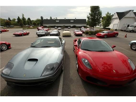 Vous revez d’acheter une Ferrari ? Lui, il achète un lot