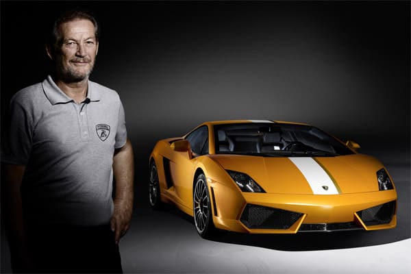 Valentino Baboni parle de sa Lamborghini tout en conduisant