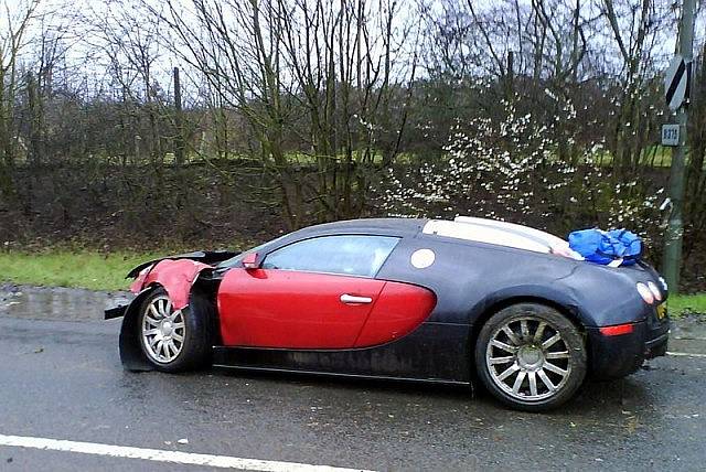 Insolite : un crash de plus en Bugatti