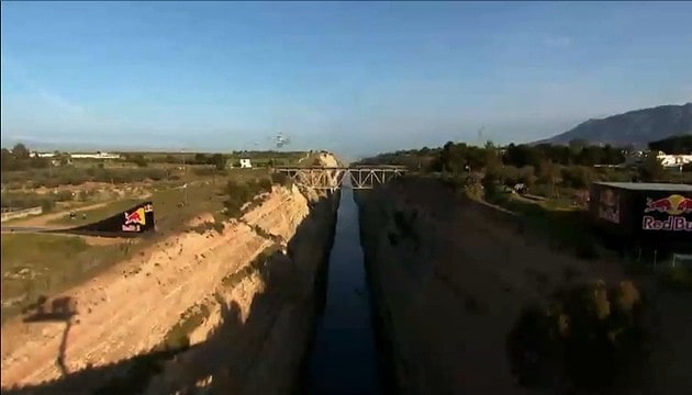 Robbie Maddison repousse les limites au dessus du canal de Corinthe