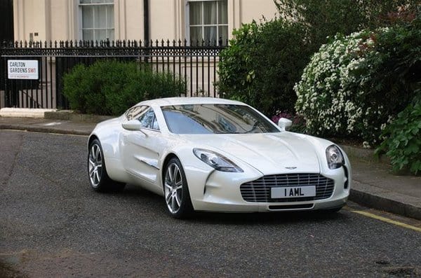 L’Aston Martin One – 77 en balade à Londres
