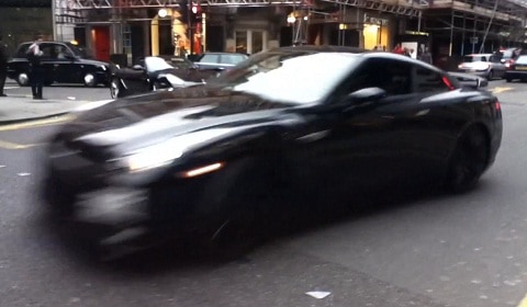 Drift : une Nissan GT-R en travers dans les rues de Londres