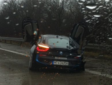 Accident : la première BMW i8 qui rencontre un rail de sécurité