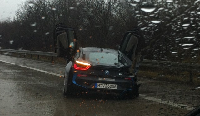 Accident : la première BMW i8 qui rencontre un rail de sécurité