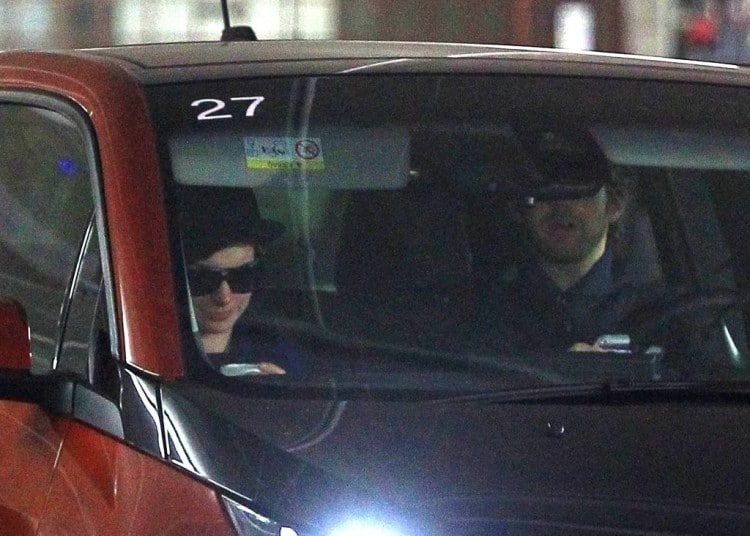People : Anne Hathaway roule en BMW i3 Orange