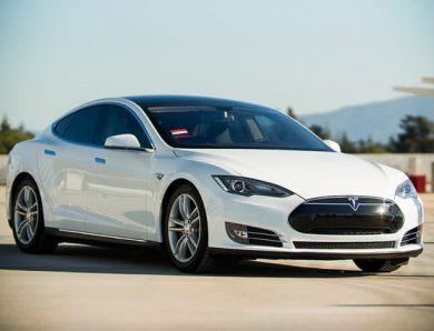 Une Tesla brûle dans un parking en Chine