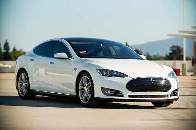 Une Tesla brûle dans un parking en Chine
