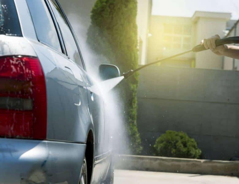 Nettoyage haute pression de la voiture : les outils et produits nécessaires