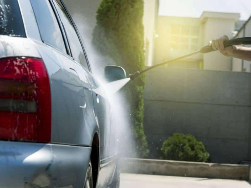 Nettoyage haute pression de la voiture : les outils et produits nécessaires